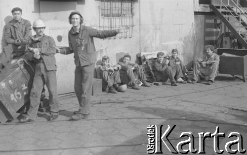 3.10.1980, Gdańsk, Polska.
Pracownicy Stoczni Gdańskiej biorą udział w ogólnopolskim, jednogodzinnym strajku ostrzegawczym. Na zdjęciu stoczniowcy w czasie strajku.
Fot. Zbigniew Trybek, zbiory Ośrodka KARTA