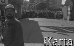 3.10.1980, Gdańsk, Polska.
Pracownicy Stoczni Gdańskiej biorą udział w ogólnopolskim, jednogodzinnym strajku ostrzegawczym. Na zdjęciu tłum przed bramą stoczniową, na pierwszym planie stoczniowiec.
Fot. Zbigniew Trybek, zbiory Ośrodka KARTA