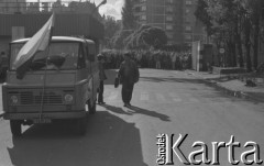 3.10.1980, Gdańsk, Polska.
Pracownicy Stoczni Gdańskiej biorą udział w ogólnopolskim, jednogodzinnym strajku ostrzegawczym. Na zdjęciu żuk z flagą, z tyłu tłum przed bramą stoczniową.
Fot. Zbigniew Trybek, zbiory Ośrodka KARTA