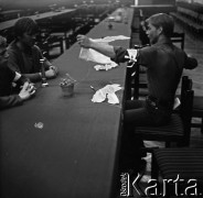 Sierpień 1980, Gdańsk, Polska.
Strajk okupacyjny w Stoczni Gdańskiej im. Lenina. Na zdjęciu mężczyzna w sali BHP przygotowuje opaski strajkowe.
Fot. Zbigniew Trybek, zbiory Ośrodka KARTA