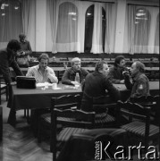 Sierpień 1980, Gdańsk, Polska.
Strajk okupacyjny w Stoczni Gdańskiej im. Lenina. Na zdjęciu strajkujący w sali BHP.
Fot. Zbigniew Trybek, zbiory Ośrodka KARTA