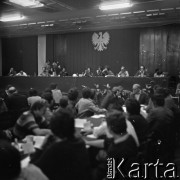Sierpień 1980, Gdańsk, Polska.
Strajk okupacyjny w Stoczni Gdańskiej im. Lenina. Spotkanie w sali BHP. Przy stole prezydialnym od lewej NN, NN, NN, Bogdan Lis, Lech Wałęsa, Joanna Duda-Gwiazda, Henryka Krzywonos.
Fot. Zbigniew Trybek, zbiory Ośrodka KARTA