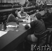 Sierpień 1980, Gdańsk, Polska.
Strajk okupacyjny w Stoczni Gdańskiej im. Lenina. Mężczyźni rozmawiają przy stole.
Fot. Zbigniew Trybek, zbiory Ośrodka KARTA