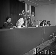 Sierpień 1980, Gdańsk, Polska.
Strajk okupacyjny w Stoczni Gdańskiej im. Lenina. Przy stole od lewej siedzą Henryka Krzywonos, NN, Bogdan Lis.
Fot. Zbigniew Trybek, zbiory Ośrodka KARTA