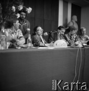 Sierpień 1980, Gdańsk, Polska.
Strajk okupacyjny w Stoczni Gdańskiej im. Lenina. Od prawej przy stole siedzą NN, Bogdan Lis, Lech Wałęsa, Joanna Duda-Gwiazda.
Fot. Zbigniew Trybek, zbiory Ośrodka KARTA