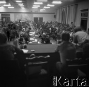 Sierpień 1980, Gdańsk, Polska.
Strajk okupacyjny w Stoczni Gdańskiej im. Lenina. Strajkujący w sali BHP.
Fot. Zbigniew Trybek, zbiory Ośrodka KARTA