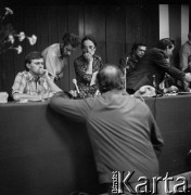 Sierpień 1980, Gdańsk, Polska.
Strajk okupacyjny w Stoczni Gdańskiej im. Lenina. W środku Andrzej Gwiazda i Joanna Duda-Gwiazda, przy nich po prawej stoi Lech Wałęsa.
Fot. Zbigniew Trybek, zbiory Ośrodka KARTA