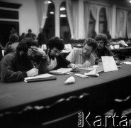 Sierpień 1980, Gdańsk, Polska.
Strajk okupacyjny w Stoczni Gdańskiej im. Lenina. Przy stole od lewej siedzą Bogdan Lis, Andrzej Gwiazda.
Fot. Zbigniew Trybek, zbiory Ośrodka KARTA