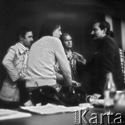 Sierpień 1980, Gdańsk, Polska.
Strajk okupacyjny w Stoczni Gdańskiej im. Lenina. Lech Wałęsa rozmawia z Janem Narożniakiem.
Fot. Zbigniew Trybek, zbiory Ośrodka KARTA