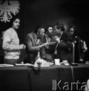 Sierpień 1980, Gdańsk, Polska.
Strajk okupacyjny w Stoczni Gdańskiej im. Lenina. Lech Wałęsa rozmawia ze strajkującymi, z lewej stoi Jan Narożniak.
Fot. Zbigniew Trybek, zbiory Ośrodka KARTA
