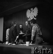 Sierpień 1980, Gdańsk, Polska.
Strajk okupacyjny w Stoczni Gdańskiej im. Lenina. Lech Wałęsa rozmawia ze strajkującymi.
Fot. Zbigniew Trybek, zbiory Ośrodka KARTA