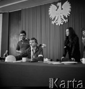 Sierpień 1980, Gdańsk, Polska.
Strajk okupacyjny w Stoczni Gdańskiej im. Lenina. Na zdjęciu ludzie przy stole.
Fot. Zbigniew Trybek, zbiory Ośrodka KARTA
