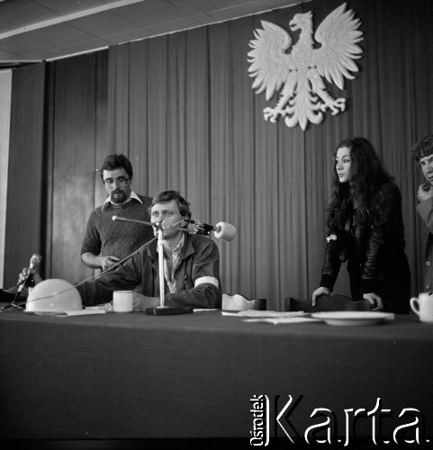 Sierpień 1980, Gdańsk, Polska.
Strajk okupacyjny w Stoczni Gdańskiej im. Lenina. Na zdjęciu ludzie przy stole.
Fot. Zbigniew Trybek, zbiory Ośrodka KARTA