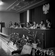 Sierpień 1980, Gdańsk, Polska.
Strajk okupacyjny w Stoczni Gdańskiej im. Lenina. Przy stole od lewej siedzą: NN, Andrzej Gwiazda, NN, Bogdan Lis, Joanna Duda-Gwiazda, Lech Wałęsa.
Fot. Zbigniew Trybek, zbiory Ośrodka KARTA
