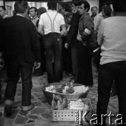 Sierpień 1980, Gdańsk, Polska.
Strajk okupacyjny w Stoczni Gdańskiej im. Lenina. Strajkujący i kosze z żywnością.
Fot. Zbigniew Trybek, zbiory Ośrodka KARTA