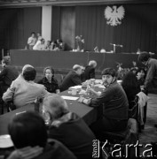 Sierpień 1980, Gdańsk, Polska.
Strajk okupacyjny w Stoczni Gdańskiej im. Lenina. Na zdjęciu zebranie w sali BHP.
Fot. Zbigniew Trybek, zbiory Ośrodka KARTA