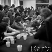 Sierpień 1980, Gdańsk, Polska.
Strajk okupacyjny w Stoczni Gdańskiej im. Lenina. Zebranie na sali BHP.
Fot. Zbigniew Trybek, zbiory Ośrodka KARTA