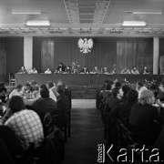 Sierpień 1980, Gdańsk, Polska.
Strajk okupacyjny w Stoczni Gdańskiej im. Lenina. Przy stole siedzą (od lewej): Lech Sobieszek, NN, Anna Walentynowicz, NN, Henryka Krzywonos, NN, Lech Wałęsa, NN, Joanna Duda-Gwiazda, NN, NN, Andrzej Gwiazda, NN.
Fot. Zbigniew Trybek, zbiory Ośrodka KARTA