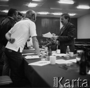 Sierpień 1980, Gdańsk, Polska.
Strajk okupacyjny w Stoczni Gdańskiej im. Lenina. Na zdjęciu m.in. Lech Wałęsa.
Fot. Zbigniew Trybek, zbiory Ośrodka KARTA