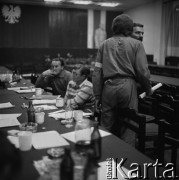 Sierpień 1980, Gdańsk, Polska.
Strajk okupacyjny w Stoczni Gdańskiej im. Lenina. Przy stole siedzi Anna Walentynowicz, stoi Lech Wałęsa.
Fot. Zbigniew Trybek, zbiory Ośrodka KARTA