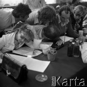 Sierpień 1980, Gdańsk, Polska.
Strajk okupacyjny w Stoczni Gdańskiej im. Lenina. Na zdjęciu ludzie przy stole. Przed siedzącymi leży Trybuna Ludu.
Fot. Zbigniew Trybek, zbiory Ośrodka KARTA