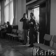 Sierpień 1980, Gdańsk, Polska.
Strajk okupacyjny w Stoczni Gdańskiej im. Lenina. Mężczyźni w sali BHP.
Fot. Zbigniew Trybek, zbiory Ośrodka KARTA