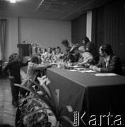 Sierpień 1980, Gdańsk, Polska.
Strajk okupacyjny w Stoczni Gdańskiej im. Lenina. Przy stole trzeci od lewej Bogdan Lis.
Fot. Zbigniew Trybek, zbiory Ośrodka KARTA