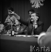 Sierpień 1980, Gdańsk, Polska.
Strajk okupacyjny w Stoczni Gdańskiej im. Lenina. Na zdjęciu od prawej Lech Wałęsa, Joanna Duda-Gwiazda, w tle Andrzej Gwiazda.
Fot. Zbigniew Trybek, zbiory Ośrodka KARTA