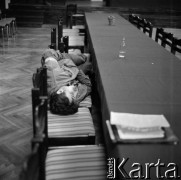 Sierpień 1980, Gdańsk, Polska.
Strajk okupacyjny w Stoczni Gdańskiej im. Lenina. Na zdjęciu śpiący stoczniowiec w sali BHP.
Fot. Zbigniew Trybek, zbiory Ośrodka KARTA