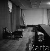Sierpień 1980, Gdańsk, Polska.
Strajk okupacyjny w Stoczni Gdańskiej im. Lenina. Na zdjęciu śpiący stoczniowcy w sali BHP.
Fot. Zbigniew Trybek, zbiory Ośrodka KARTA