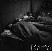 Sierpień 1980, Gdańsk, Polska.
Strajk okupacyjny w Stoczni Gdańskiej im. Lenina. Na zdjęciu śpiący stoczniowcy.
Fot. Zbigniew Trybek, zbiory Ośrodka KARTA