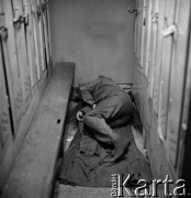 Sierpień 1980, Gdańsk, Polska.
Strajk okupacyjny w Stoczni Gdańskiej im. Lenina. Na zdjęciu śpiący między szafkami stoczniowiec.
Fot. Zbigniew Trybek, zbiory Ośrodka KARTA