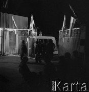 Sierpień 1980, Gdańsk, Polska.
Strajk okupacyjny w Stoczni Gdańskiej im. Lenina. Na zdjęciu stoczniowcy przed bramą, na której zawieszono flagi.
Fot. Zbigniew Trybek, zbiory Ośrodka KARTA