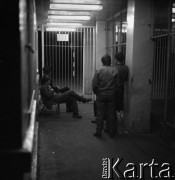 Sierpień 1980, Gdańsk, Polska.
Strajk okupacyjny w Stoczni Gdańskiej im. Lenina. Stoczniowcy w korytarzu.
Fot. Zbigniew Trybek, zbiory Ośrodka KARTA