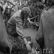 Sierpień 1980, Gdańsk, Polska.
Strajk okupacyjny w Stoczni Gdańskiej im. Lenina. Mężczyzna nalewa wodę z bańki.
Fot. Zbigniew Trybek, zbiory Ośrodka KARTA