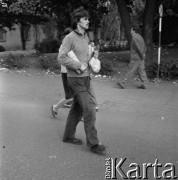 Sierpień 1980, Gdańsk, Polska.
Strajk okupacyjny w Stoczni Gdańskiej im. Lenina. Robotnik niosący jedzenie.
Fot. Zbigniew Trybek, zbiory Ośrodka KARTA