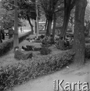 Sierpień 1980, Gdańsk, Polska.
Strajk okupacyjny w Stoczni Gdańskiej im. Lenina. Mężczyźni odpoczywają na trawie.
Fot. Zbigniew Trybek, zbiory Ośrodka KARTA