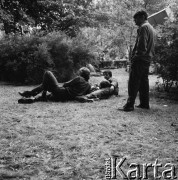 Sierpień 1980, Gdańsk, Polska.
Strajk okupacyjny w Stoczni Gdańskiej im. Lenina. Strajkujący stoczniowcy siedzą na trawie.
Fot. Zbigniew Trybek, zbiory Ośrodka KARTA