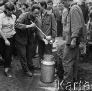 Sierpień 1980, Gdańsk, Polska.
Strajk okupacyjny w Stoczni Gdańskiej im. Lenina. Stoczniowiec nalewa wodę z bańki.
Fot. Zbigniew Trybek, zbiory Ośrodka KARTA