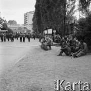Sierpień 1980, Gdańsk, Polska.
Strajk okupacyjny w Stoczni Gdańskiej im. Lenina. Na zdjęciu teren stoczni i strajkujący stoczniowcy siedzą na trawie.
Fot. Zbigniew Trybek, zbiory Ośrodka KARTA