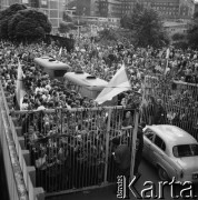 Sierpień 1980, Gdańsk, Polska.
Strajk okupacyjny w Stoczni Gdańskiej im. Lenina. Tłum przed stoczniową bramą. 
Fot. Zbigniew Trybek, zbiory Ośrodka KARTA