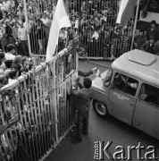 Sierpień 1980, Gdańsk, Polska.
Strajk okupacyjny w Stoczni Gdańskiej im. Lenina. Tłum przed stoczniową bramą. Z terenu stoczni wyjeżdża nysa.
Fot. Zbigniew Trybek, zbiory Ośrodka KARTA