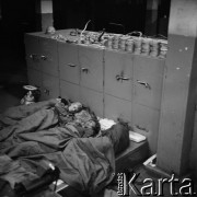 Sierpień 1980, Gdańsk, Polska.
Strajk okupacyjny w Stoczni Gdańskiej im. Lenina. Na zdjęciu śpiący stoczniowcy.
Fot. Zbigniew Trybek, zbiory Ośrodka KARTA