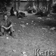 Sierpień 1980, Gdańsk, Polska.
Strajk okupacyjny w Stoczni Gdańskiej im. Lenina. Strajkujący stoczniowcy siedzą na trawie.
Fot. Zbigniew Trybek, zbiory Ośrodka KARTA