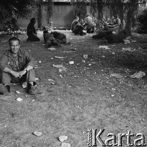Sierpień 1980, Gdańsk, Polska.
Strajk okupacyjny w Stoczni Gdańskiej im. Lenina. Strajkujący stoczniowcy siedzą na trawie.
Fot. Zbigniew Trybek, zbiory Ośrodka KARTA