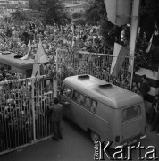 Sierpień 1980, Gdańsk, Polska.
Strajk okupacyjny w Stoczni Gdańskiej im. Lenina. Nysa przejeżdża rzez bramę, przed którą zgromadził się tłum.
Fot. Zbigniew Trybek, zbiory Ośrodka KARTA