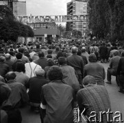 Sierpień 1980, Gdańsk, Polska.
Strajk okupacyjny w Stoczni Gdańskiej im. Lenina. Tłum zgromadzony pod stoczniową bramą na mszy świętej. Wszyscy klęczą.
Fot. Zbigniew Trybek, zbiory Ośrodka KARTA