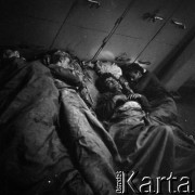 Sierpień 1980, Gdańsk, Polska.
Strajk okupacyjny w Stoczni Gdańskiej im. Lenina. Na zdjęciu śpiący stoczniowcy.
Fot. Zbigniew Trybek, zbiory Ośrodka KARTA