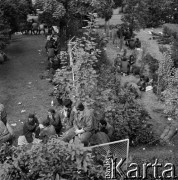 Sierpień 1980, Gdańsk, Polska.
Strajk okupacyjny w Stoczni Gdańskiej im. Lenina. Stoczniowcy siedzą na trawie.
Fot. Zbigniew Trybek, zbiory Ośrodka KARTA