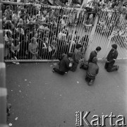 Sierpień 1980, Gdańsk, Polska.
Strajk okupacyjny w Stoczni Gdańskiej im. Lenina.Ludzie modlą się przed bramą, na której zawieszono portret Jana Pawła II i flagi.
Fot. Zbigniew Trybek, zbiory Ośrodka KARTA